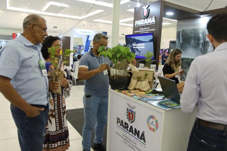 Governo distribui mudas de árvores nativas em encontro com prefeitos