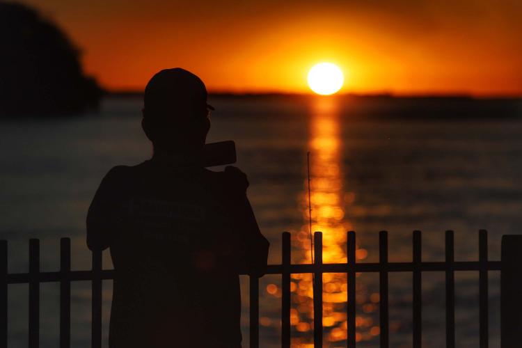 Verão terá dias muito quentes, máximas acima de 30°C e chuvas intensas no Paraná