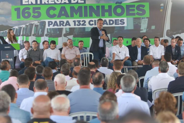 Governador entrega 165 caminhões para reforçar ações ambientais em 132 municípios