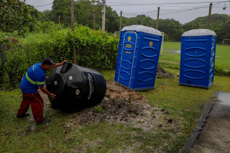 Estado reforça limpeza e coleta de lixo na Ilha do Mel durante a alta temporada