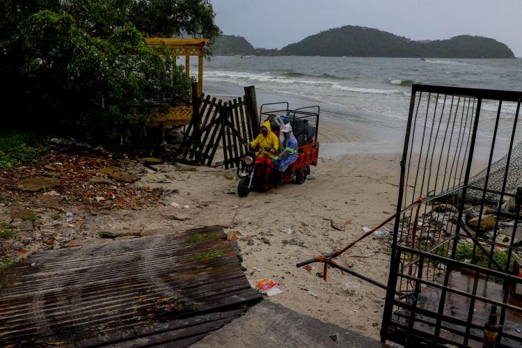 Estado reforça limpeza e coleta de lixo na Ilha do Mel durante a alta temporada
