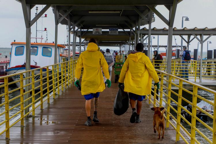 Estado reforça limpeza e coleta de lixo na Ilha do Mel durante a alta temporada
