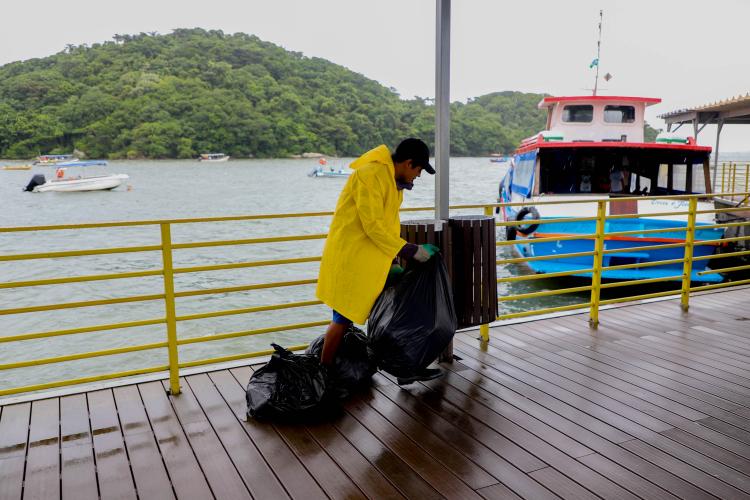 Estado reforça limpeza e coleta de lixo na Ilha do Mel durante a alta temporada