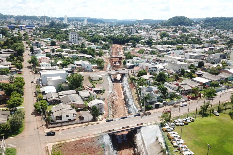 Com túnel finalizado, obras em canal de contenção de cheias de Francisco Beltrão chegam a 50%