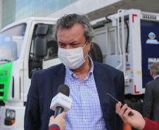 Governo entrega caminhões-pipa, de coleta seletiva e compactadores