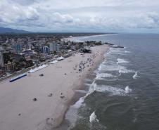 Obras de engorda da orla de Matinhos, no balneária Caiobá, no litoral paranaense.