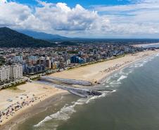 Obras de engorda da orla de Matinhos, no balneária Caiobá, no litoral paranaense.