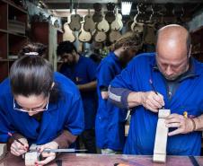 O Manejo da Caxeta vai permitir que mestres fandangueiros possam continuar a fazer os instrumentos que animam as festas locais, típicas do Litoral do Paraná