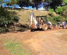 Operários e equipamentos de construção na obra