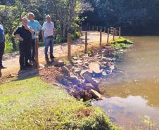 Prefeito de Arapongas em frente ao lago