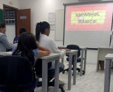 Alunos assistindo a aula de professora