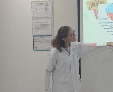 Professora dando aula