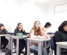 Alunos durante aula de espanhol