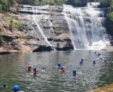 Guias da empresa Aquatrekking em ação no Lago Azul, dentro do Parque Estadual do Vale do Codó, em Jaguariaíva. Foto: Mariana Balloni