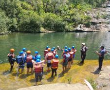 Guias da empresa Aquatrekking em ação no Lago Azul, dentro do Parque Estadual do Vale do Codó, em Jaguariaíva.