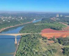 IMAGEM AÉREA MOSTRANDO ÁREA DE DESMATAMENTO COM VISTA PARA A PONTE INTERNACIONAL DA AMIZADE FRONTEIRA BRASIL E PARAGUAI EM FOZ DO IGUAÇU