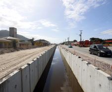 Obras de micro e macrodrenagem no municipio de Matinhos, que vão acabar com as enchentes e alagamentos nas ruas.. secretário do IAT Everton Luiz da Costa Souza deu coletiva para a imprensa no local das obras na praia de Caioba.