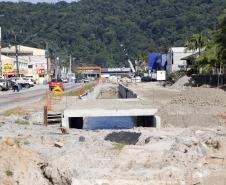 Obras de micro e macrodrenagem no municipio de Matinhos, que vão acabar com as enchentes e alagamentos nas ruas.. secretário do IAT Everton Luiz da Costa Souza deu coletiva para a imprensa no local das obras na praia de Caioba.