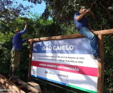 Foto de operátios pregando placa do Parque São Camilo