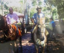 Foto de servidores do IAT à cavalo