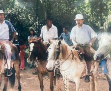 Foto de servidores do IAT à cavalo