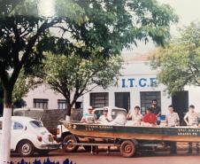 Foto de servidores do IAT em frente à prédio