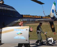 equipe PM e IAT próximos ao helicoptero pousado no chão