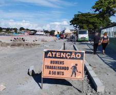Foto de placa advertindo a entrada em obra de microdrenagem