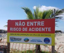Foto de placa advertindo a entrada em obra de microdrenagem