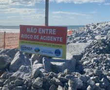 Foto de placa advertindo a entrada em obra de microdrenagem