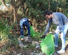 Voluntários coletando lixo