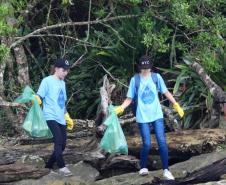 Voluntários limpando manguezal