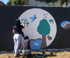 Pintura de mural ambiental em parede preta