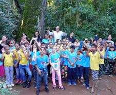 Voluntários limpando manguezal