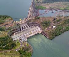 Foto aérea de barragem