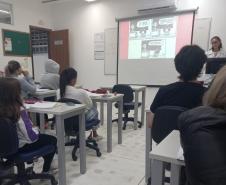 ESTUDANTES EM SALA DE AULA