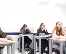 ESTUDANTES EM SALA DE AULA