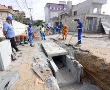 Obras de micro e macrodrenagem no municipio de Matinhos, que vão acabar com as enchentes e alagamentos nas ruas.. secretário do IAT Everton Luiz da Costa Souza deu coletiva para a imprensa no local das obras na praia de Caioba.