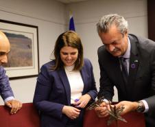 A missão internacional liderada pelo governador Carlos Massa Ratinho Junior iniciou nesta quinta-feira (20) sua agenda no Canadá com reuniões com representantes do governo da província de Quebec para buscar novas parcerias nas áreas de tecnologia, sustentabilidade e energia renovável.