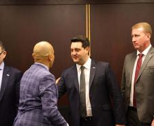 A missão internacional liderada pelo governador Carlos Massa Ratinho Junior iniciou nesta quinta-feira (20) sua agenda no Canadá com reuniões com representantes do governo da província de Quebec para buscar novas parcerias nas áreas de tecnologia, sustentabilidade e energia renovável.