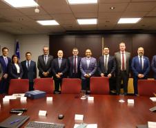 A missão internacional liderada pelo governador Carlos Massa Ratinho Junior iniciou nesta quinta-feira (20) sua agenda no Canadá com reuniões com representantes do governo da província de Quebec para buscar novas parcerias nas áreas de tecnologia, sustentabilidade e energia renovável.