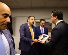 A missão internacional liderada pelo governador Carlos Massa Ratinho Junior iniciou nesta quinta-feira (20) sua agenda no Canadá com reuniões com representantes do governo da província de Quebec para buscar novas parcerias nas áreas de tecnologia, sustentabilidade e energia renovável.