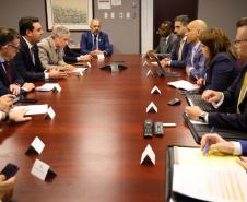 A missão internacional liderada pelo governador Carlos Massa Ratinho Junior iniciou nesta quinta-feira (20) sua agenda no Canadá com reuniões com representantes do governo da província de Quebec para buscar novas parcerias nas áreas de tecnologia, sustentabilidade e energia renovável.