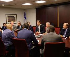 A missão internacional liderada pelo governador Carlos Massa Ratinho Junior iniciou nesta quinta-feira (20) sua agenda no Canadá com reuniões com representantes do governo da província de Quebec para buscar novas parcerias nas áreas de tecnologia, sustentabilidade e energia renovável.