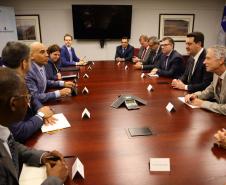 A missão internacional liderada pelo governador Carlos Massa Ratinho Junior iniciou nesta quinta-feira (20) sua agenda no Canadá com reuniões com representantes do governo da província de Quebec para buscar novas parcerias nas áreas de tecnologia, sustentabilidade e energia renovável.