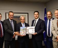 A missão internacional liderada pelo governador Carlos Massa Ratinho Junior iniciou nesta quinta-feira (20) sua agenda no Canadá com reuniões com representantes do governo da província de Quebec para buscar novas parcerias nas áreas de tecnologia, sustentabilidade e energia renovável.