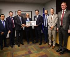 A missão internacional liderada pelo governador Carlos Massa Ratinho Junior iniciou nesta quinta-feira (20) sua agenda no Canadá com reuniões com representantes do governo da província de Quebec para buscar novas parcerias nas áreas de tecnologia, sustentabilidade e energia renovável.