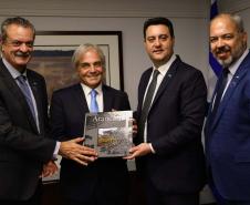 A missão internacional liderada pelo governador Carlos Massa Ratinho Junior iniciou nesta quinta-feira (20) sua agenda no Canadá com reuniões com representantes do governo da província de Quebec para buscar novas parcerias nas áreas de tecnologia, sustentabilidade e energia renovável.