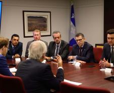 A missão internacional liderada pelo governador Carlos Massa Ratinho Junior iniciou nesta quinta-feira (20) sua agenda no Canadá com reuniões com representantes do governo da província de Quebec para buscar novas parcerias nas áreas de tecnologia, sustentabilidade e energia renovável.
