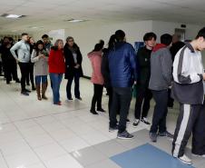 Fila de pessoas para conhecer o estande do IAT